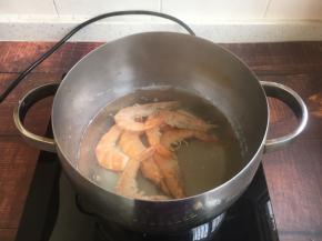 将鲜虾煮熟备用。