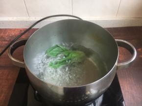 将小油菜焯水，沥干水分备用。