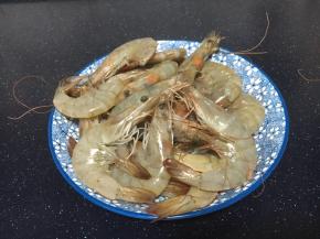 将鲜虾清洗干净，沥干水分备用。