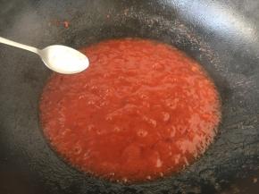 放入1勺的水淀粉勾芡。