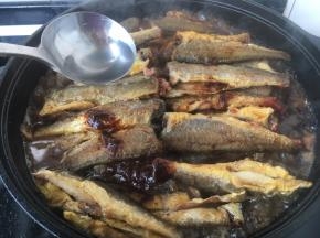 放入1勺白酒（料酒）。