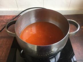 放入适量的水煮开。