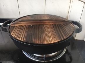 马上盖上锅盖儿焖5秒钟。