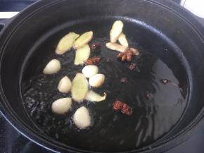 锅烧热，放少许油，放入姜蒜、八角、花椒煸炒出香味。