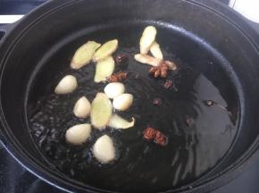 锅烧热，放少许油，放入姜蒜、八角、花椒煸炒出香味。