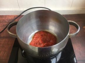 大火置锅，锅热放油，放入葱花爆香，然后放入番茄，将番茄熬成番茄酱。