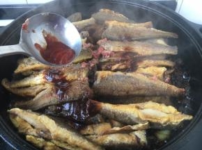 放入1小勺番茄酱。