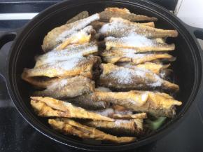 放入1勺白糖和少许的盐。