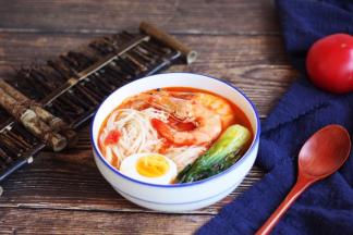 将番茄挂面汤盛出来，放入煮熟的鸡蛋即可。