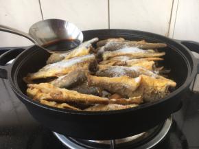 沿锅边烹入1勺的醋。