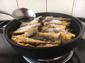 沿锅边烹入1勺的醋。