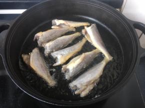 大火置锅，将锅烧热，锅热后放适量的油，当油温5、6成热时，拎着鱼尾轻轻的贴着油面放到锅里。