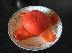 将番茄皮撕下去。