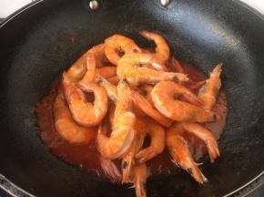 放入煎好的大虾。