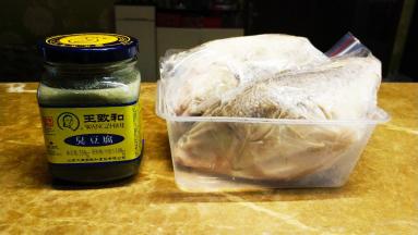 活鲈鱼让店家杀好，背开三刀洗净沥干水分；用王致和臭豆腐、盐，里外均匀抹在鱼里，抹好后用保鲜袋密封好，放入冰箱二周时间