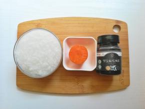 食材准备:白粥1碗、胡萝卜40克、黑芝麻核桃酱少许