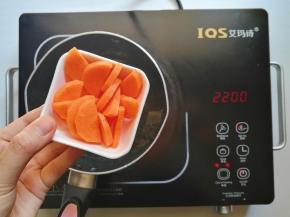 水开后胡萝卜入锅煮8分钟捞出