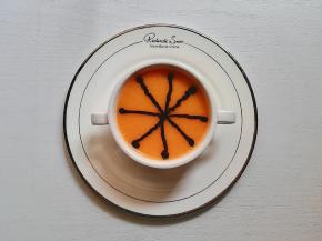 用保鲜袋装少许黑芝麻核桃酱，剪个小口，挤出来8条对角的细线