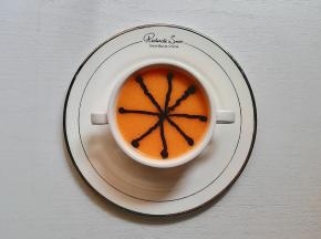 用保鲜袋装少许黑芝麻核桃酱，剪个小口，挤出来8条对角的细线