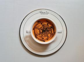 筷子尖从中间往外画圈即可，食用时滴两滴牛油果油，促进吸收