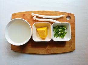 食材准备:海鲜菇15克、南瓜30克、米粥1碗、葱花4克