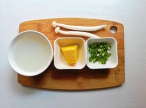 食材准备:海鲜菇15克、南瓜30克、米粥1碗、葱花4克
