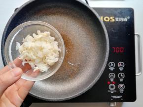 倒入海鲜菇炝锅