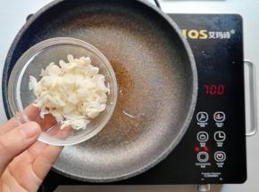 倒入海鲜菇炝锅