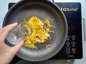 加入适量清水煮软