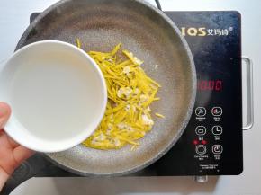 倒入米粥煮3分钟