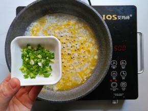 撒入葱花搅拌均匀关火出锅
