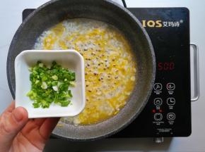 撒入葱花搅拌均匀关火出锅