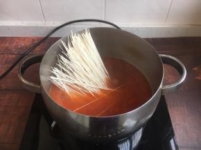 放入挂面，煮10秒。 煮挂面的时间请参考产品说明书，