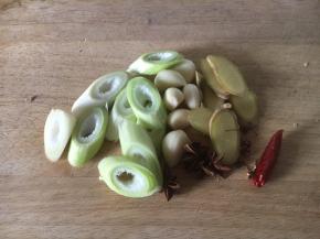 准备好红烧鱼的佐料，适量的葱姜蒜、2个八角、花椒5粒、1个干辣椒。