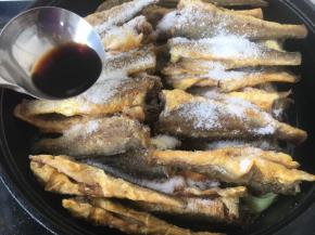 打开锅盖儿，放入4勺的生抽。