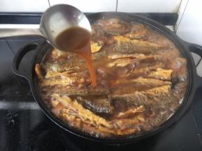 炖鱼时可用双手端住锅把晃动锅，避免粘锅。另外用勺舀起汤汁浇在鱼上，反复几次，为了使锅里上边的鱼好入味。