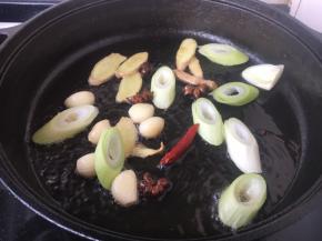 然后再放入葱和干辣椒煸炒出香味。