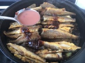 放入1勺腐乳汁。