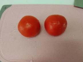 将西红柿底部十字划开