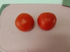 将西红柿底部十字划开
