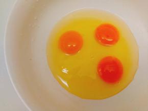 取一个大碗里打入3个鸡蛋