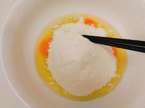 分次加入面粉，这样比较好控制