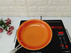 取一口小白锅，这款锅真的超级好用，先预热