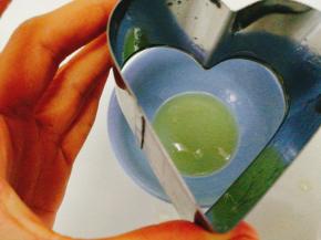 我是为了讨孩子喜欢用了模具 先将模具底部与里面刷上油，如果没有模具的友友可以忽视这步