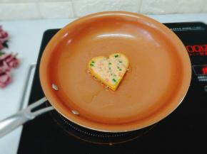 煎至底部成型，小火2~3分钟就可以脱模，小火，小火，小火哦