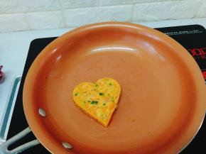 翻面再小火煎2分钟，这样上色比较好看