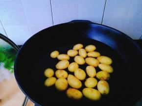 倒入小土豆