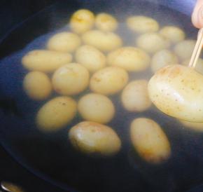 土豆煮熟，能轻松插入即可