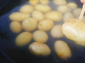 土豆煮熟，能轻松插入即可