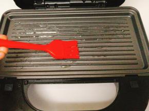 均匀的上下盘刷上油